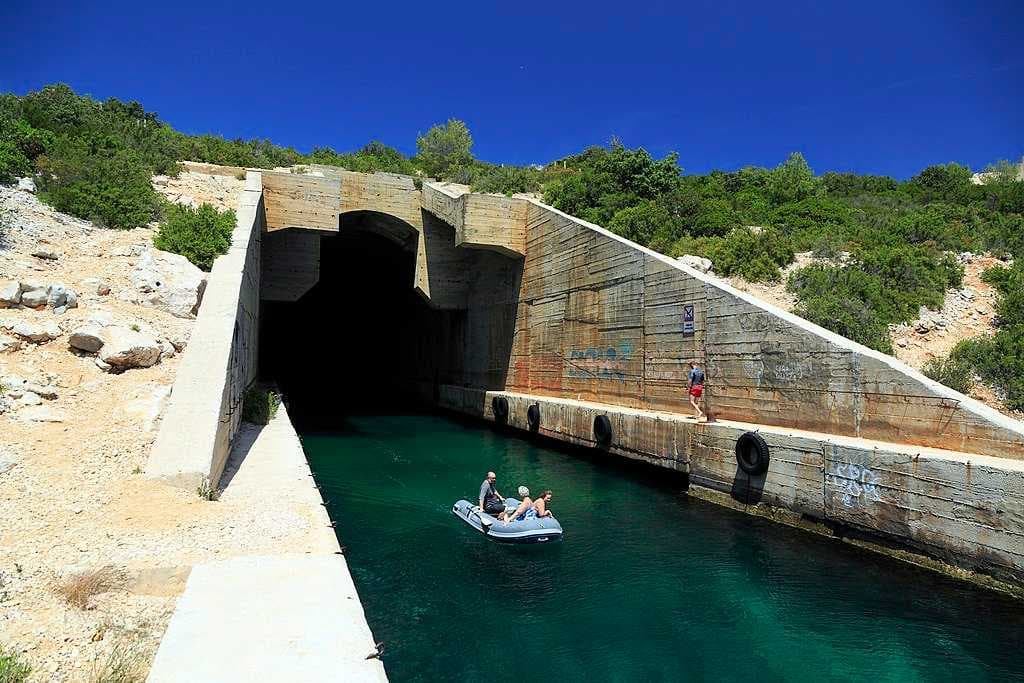Vis travel image