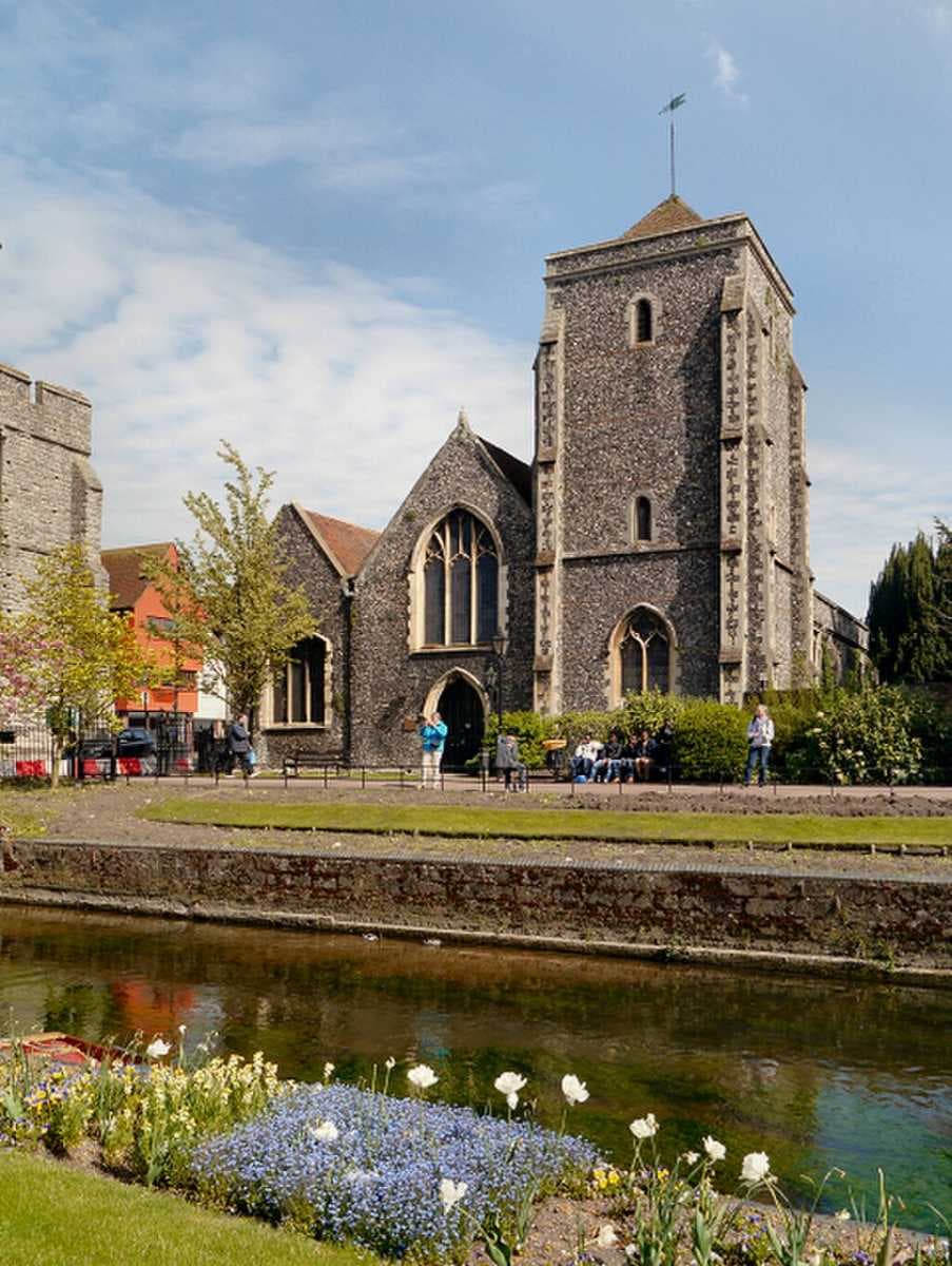 Canterbury Guildhall is housed in the former Holy Cross church building, on the River Stour. The Westgate is on the left of the image.