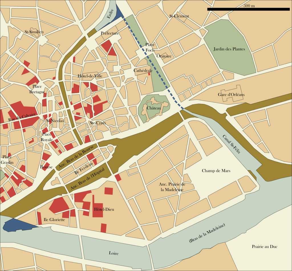 Central Nantes in the first half of the 20th century. Waterways filled in from 1926 to 1946 are in brown, and buildings destroyed by American air raids in 1943 are in red.