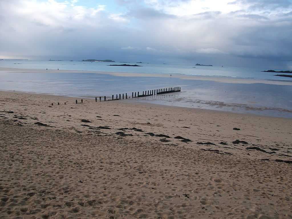 Beach at low tide in Saint-Malo