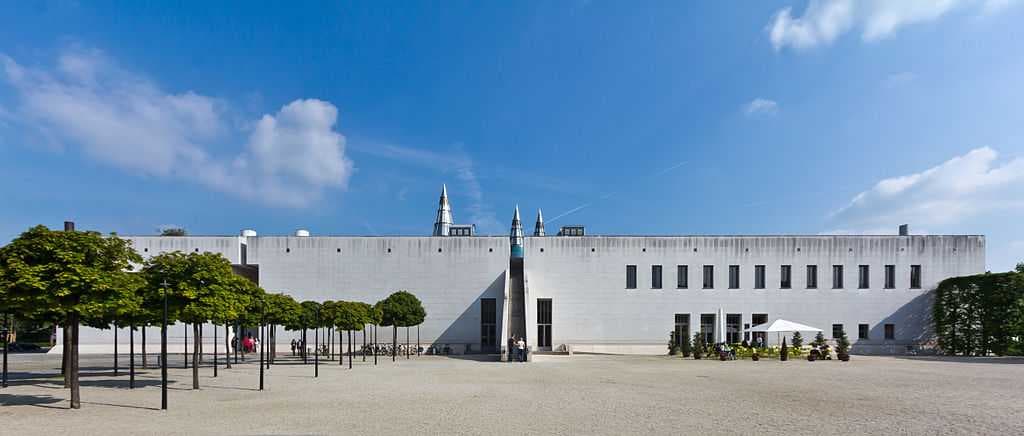 The Bundeskunsthalle focuses on the cultural heritage outside of Germany or Europe, at the crossroads of culture, the arts, and science.