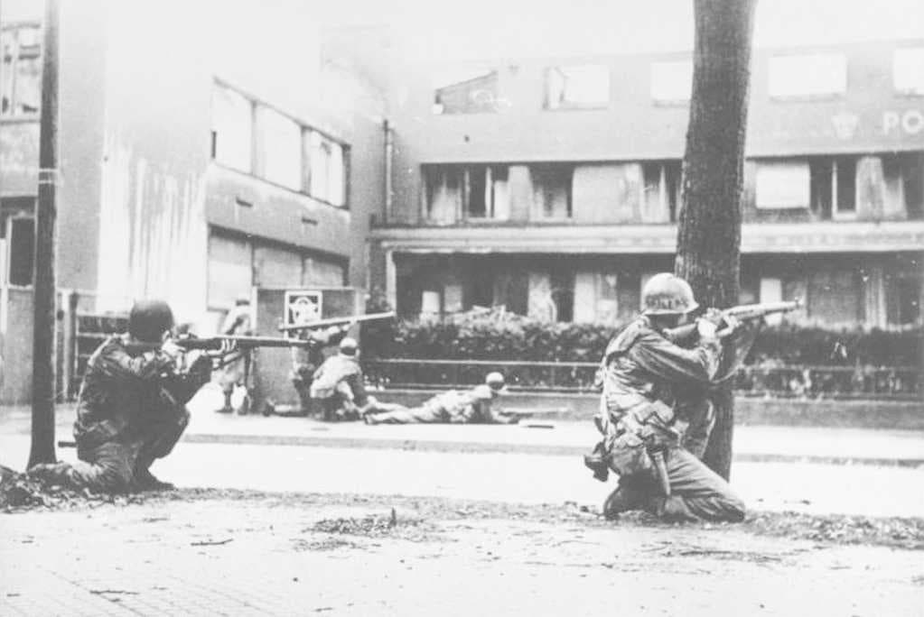 US troops in street fighting in Mannheim, 1945