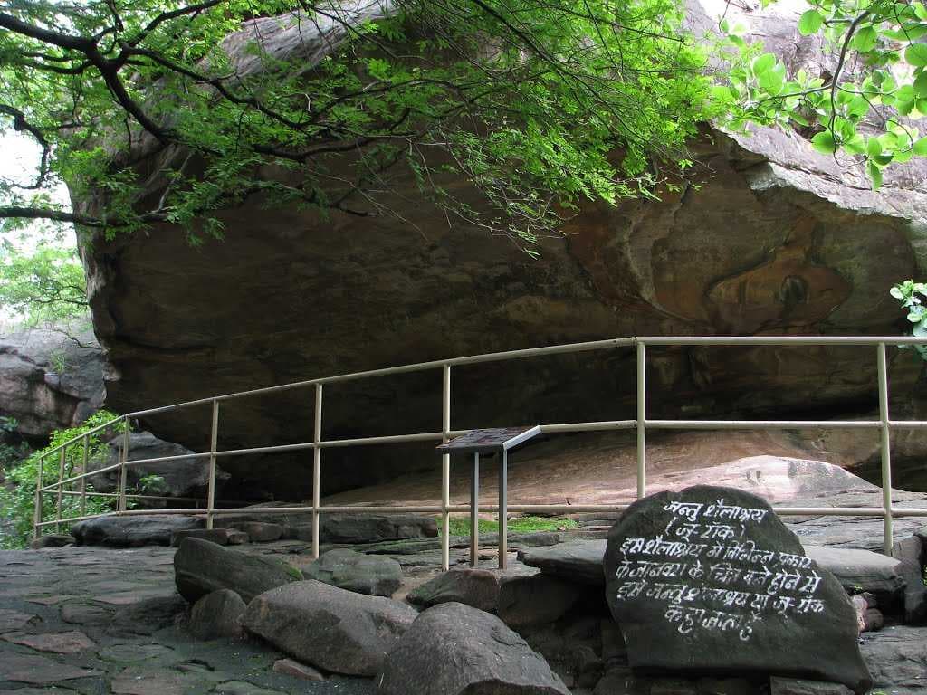 Zoo rock at Bhimbetka rock shelters
