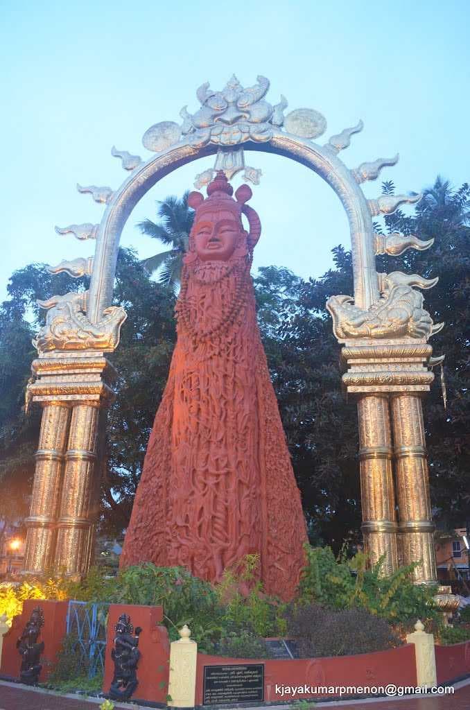 Statues of Maraprabhu and Guruyaur Kesavan