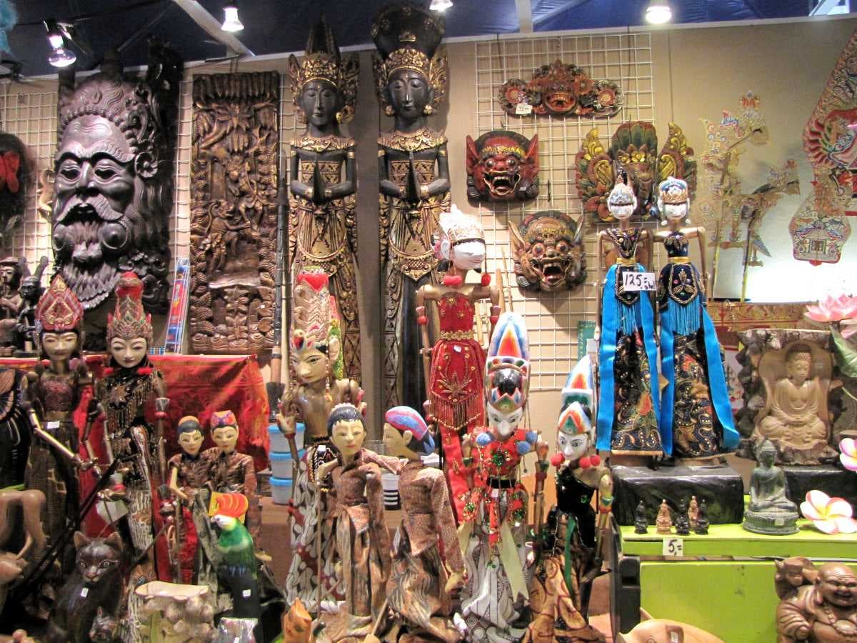 Traditional souvenir Shopping in Manado