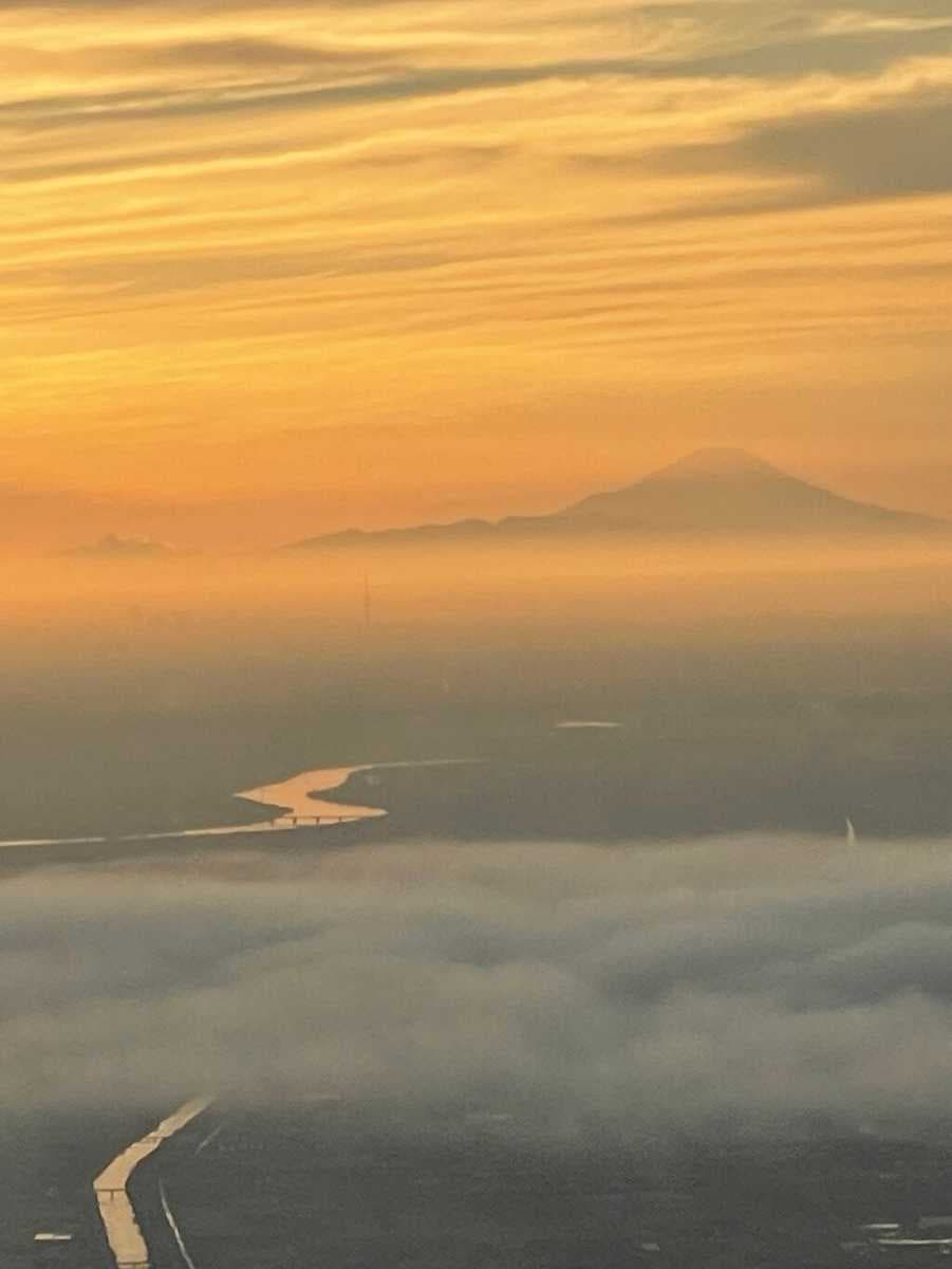 During certain times of the day, Mt.Fuji and Tokyo Skytree are visible when approaching the runway