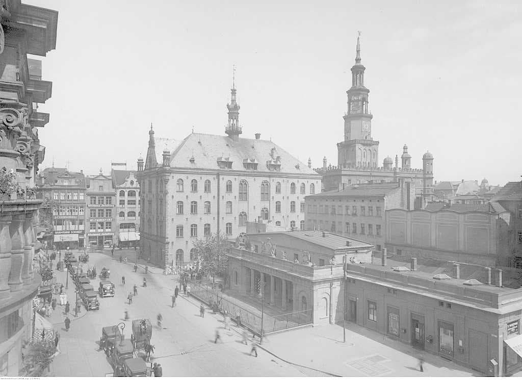 Old Market Square in 1934. The Odwach guardhouse and the 1893 New Town Hall, which was not rebuilt after World War II, are visible.