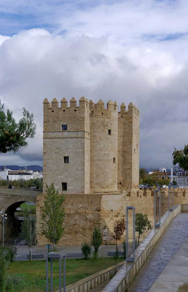 The Tower of Calahorra to one side of the Roman Bridge.