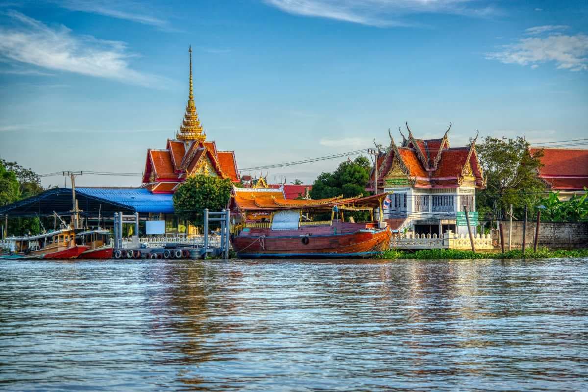 Wat Tha It by the Chao Phraya river opposite Koh Kret