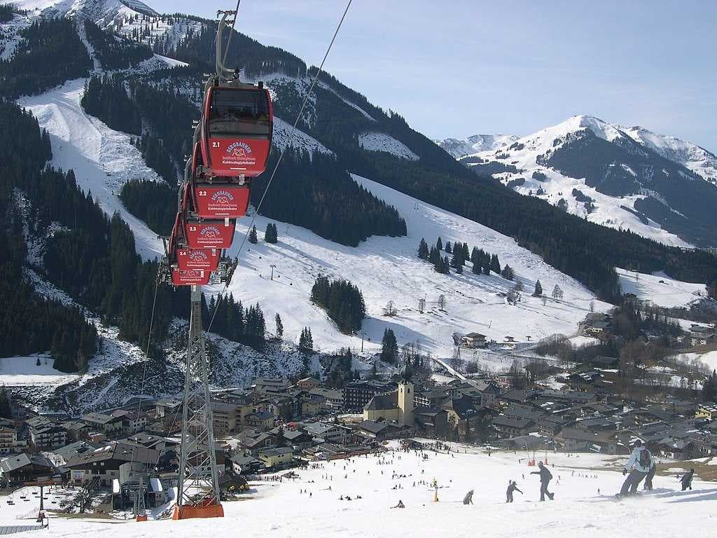 Kohlmaisbahn lift ascending from Saalbach village.