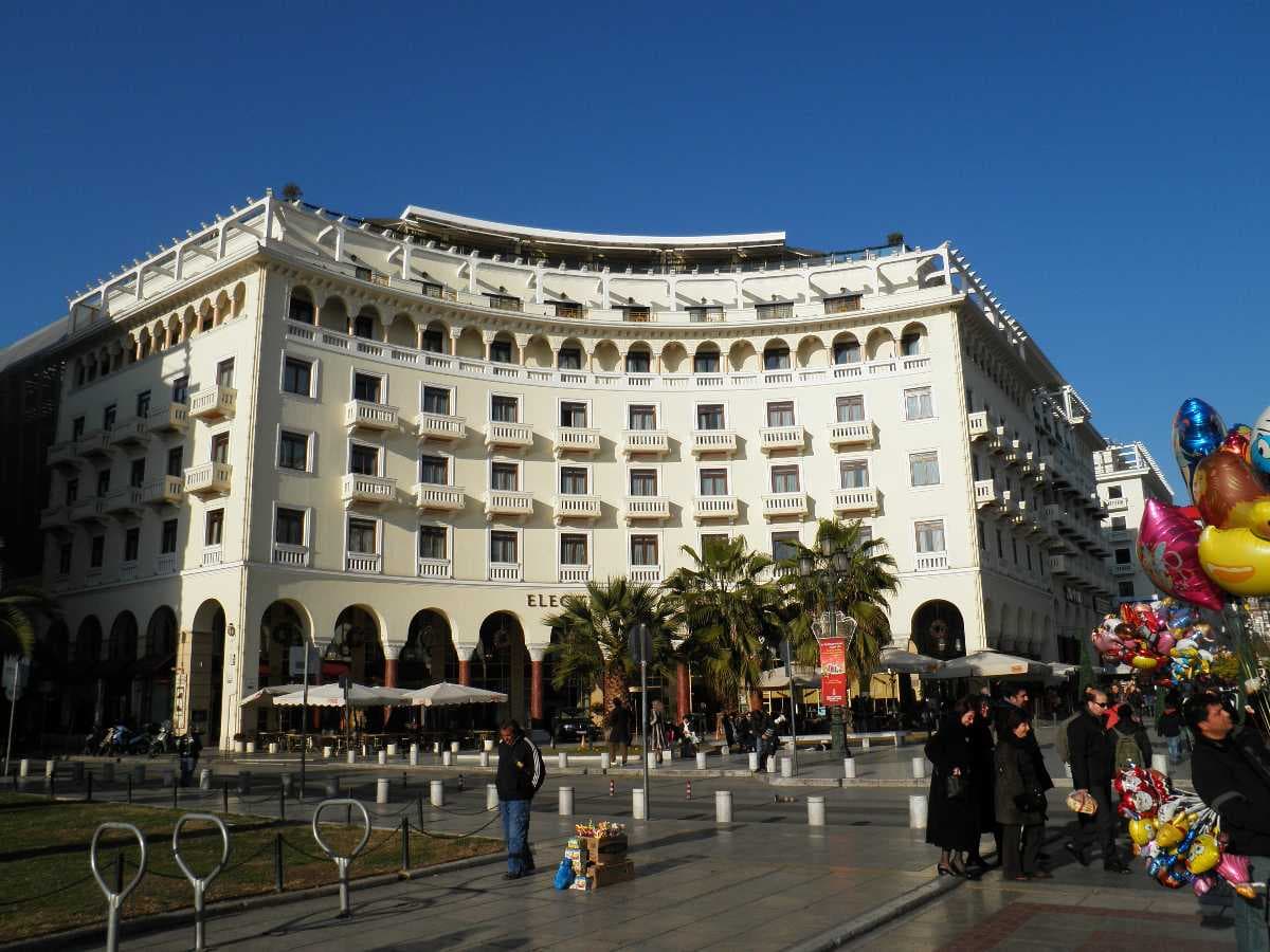 A wide-angle snapshot of Aristotelous Square
