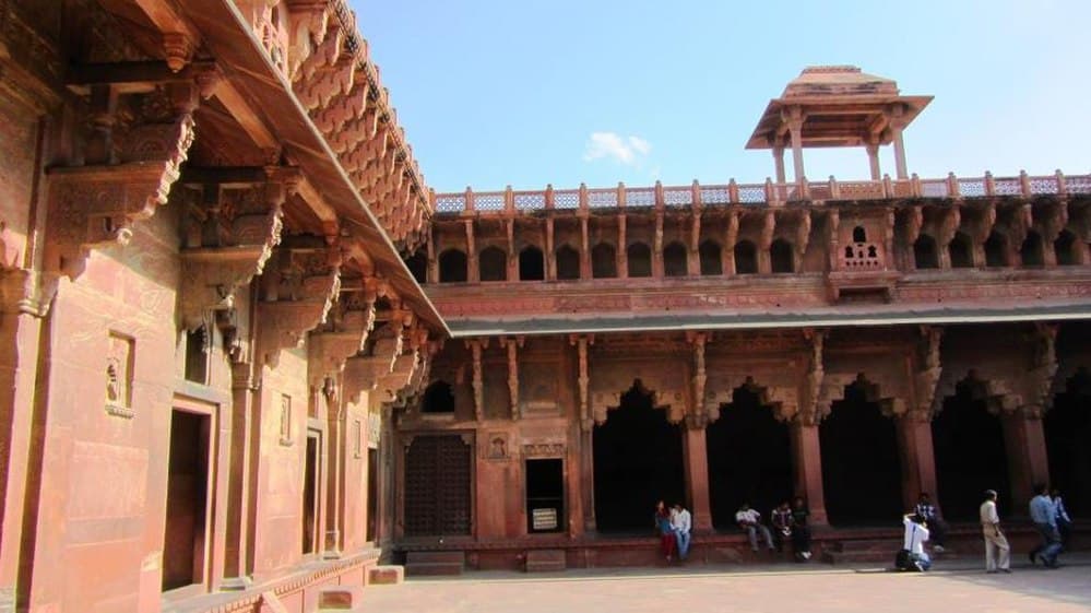 Located on the right bank of the River Yamuna, Agra Fort is made entirely of red sandstone