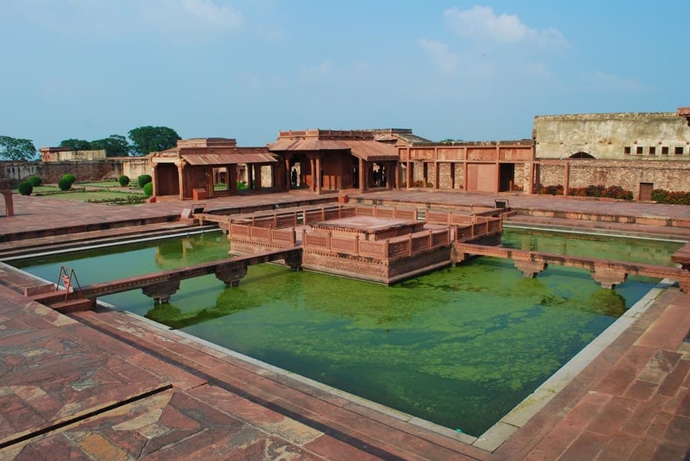 Panch Mahal has a pool, the Anoop Talab in front of it which once was a setting for musical concerts.