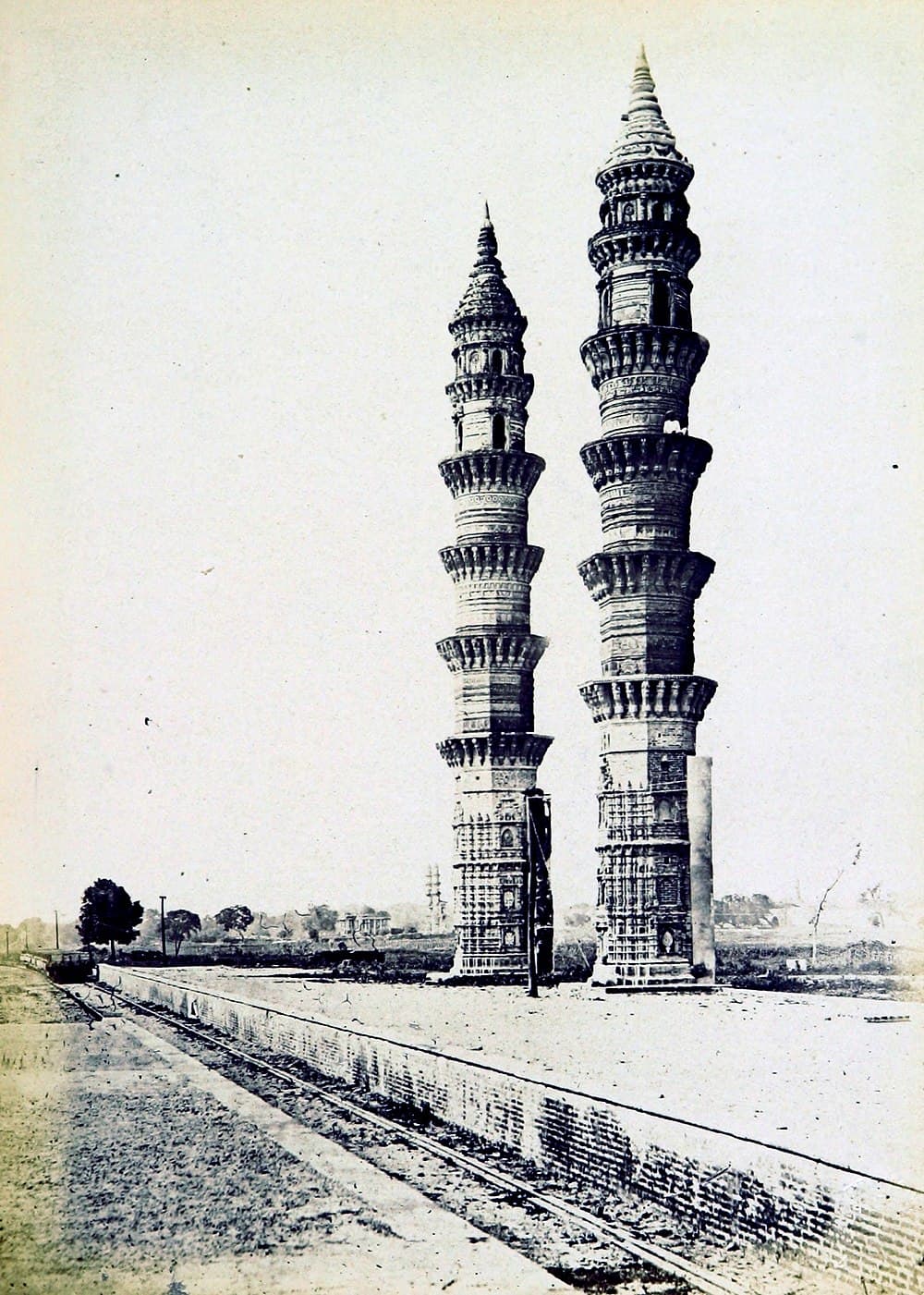 Jhulta Minar travel image