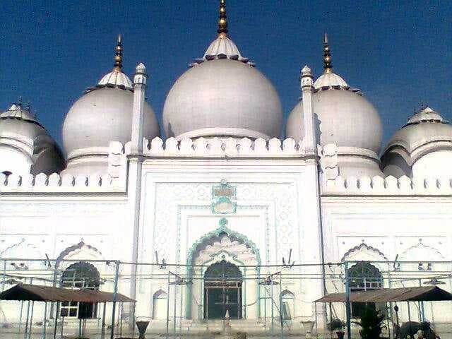 The front view of the golden domes of Jama Masjid