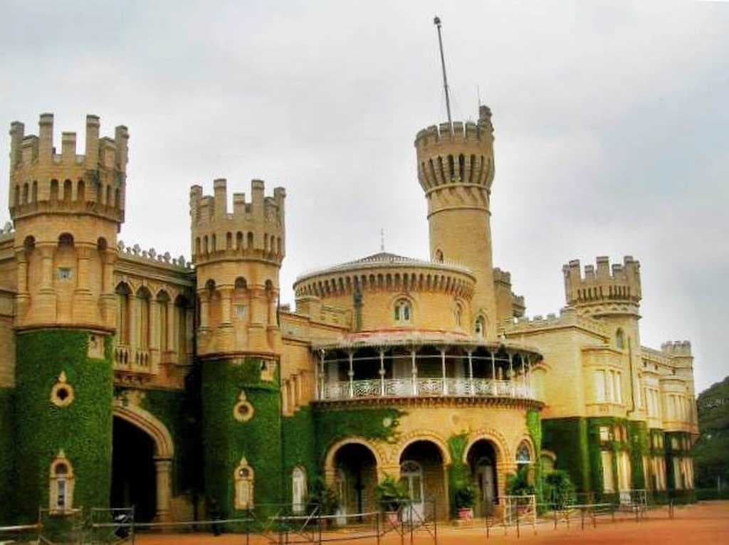 Built in typical English style, the palace is a must-watch