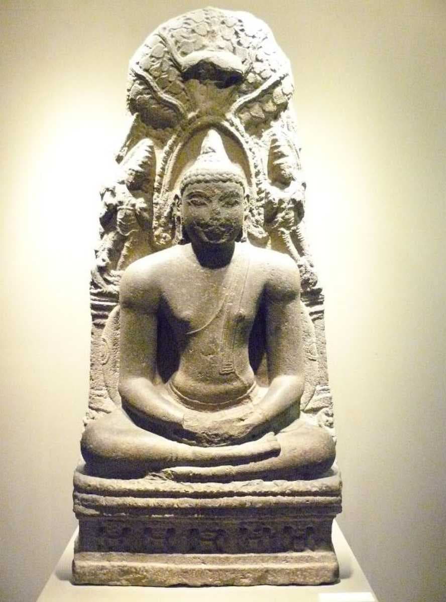 Sculpture of the Buddha meditating under the Mahabodhi tree