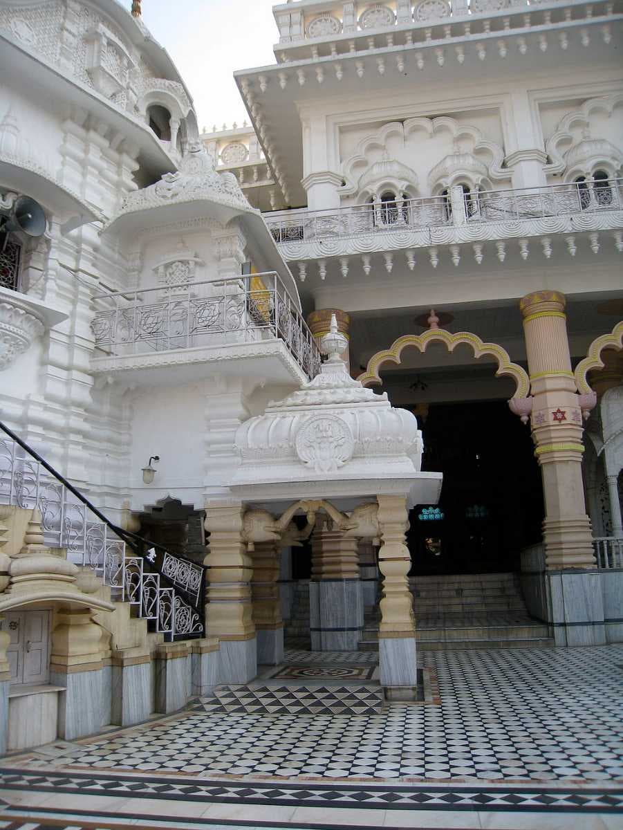 The main courtyard of Chhatarpur Temple