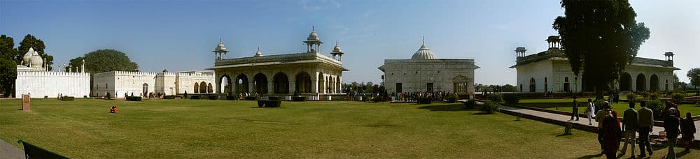 Panoramic view of the imperial enclosure. From left: Moti Masjid, the hammam, Divan-i-Khas, Khas Mahal and the 'Rang Mahal
