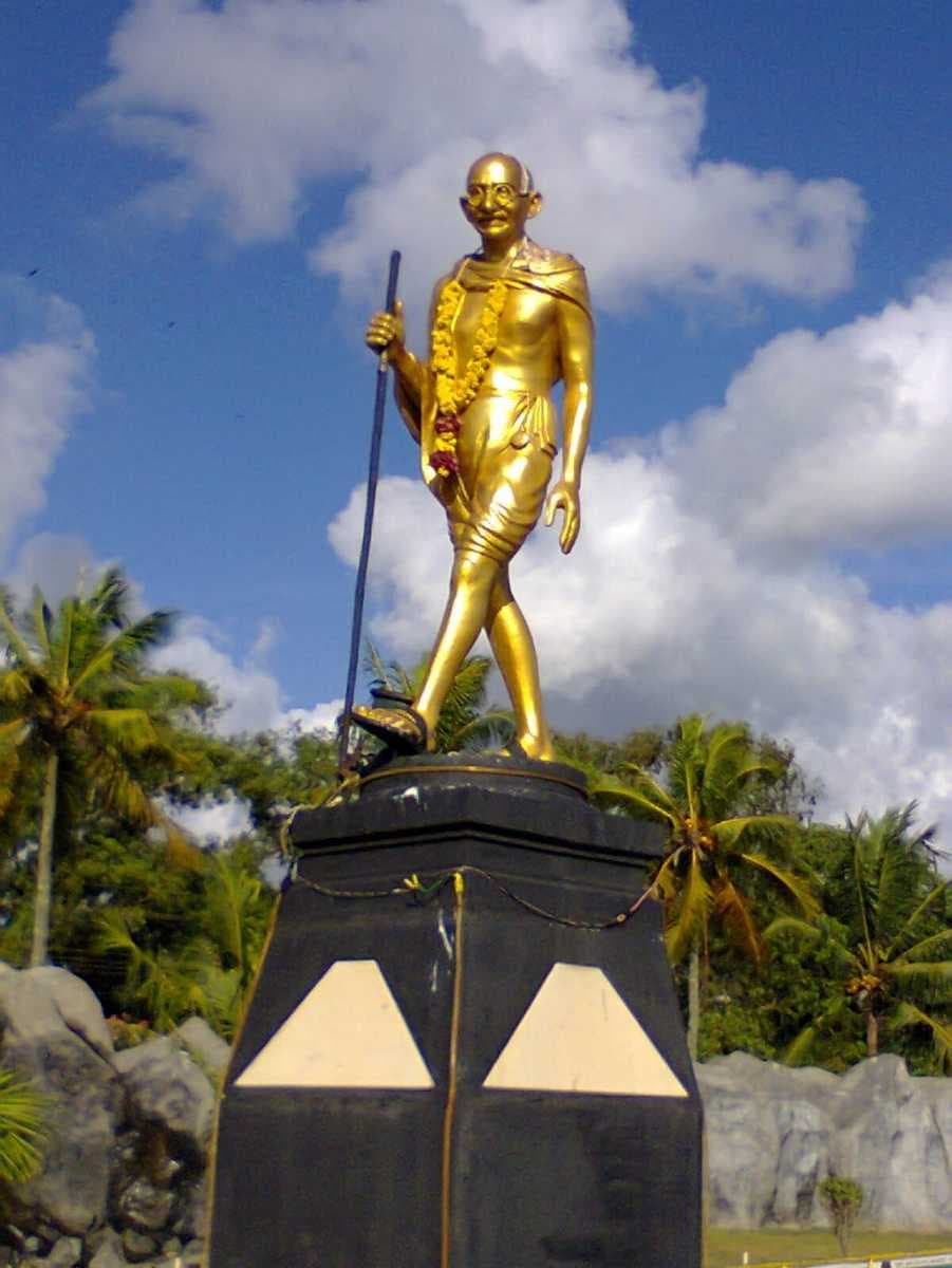Mahatma Gandhi statue inside the park.