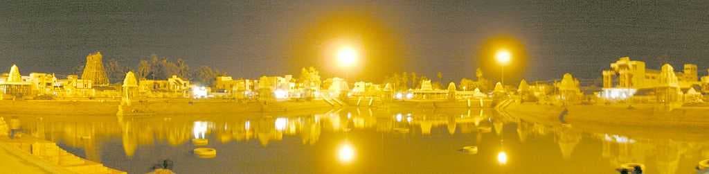 Night view of the Mahamaham tank