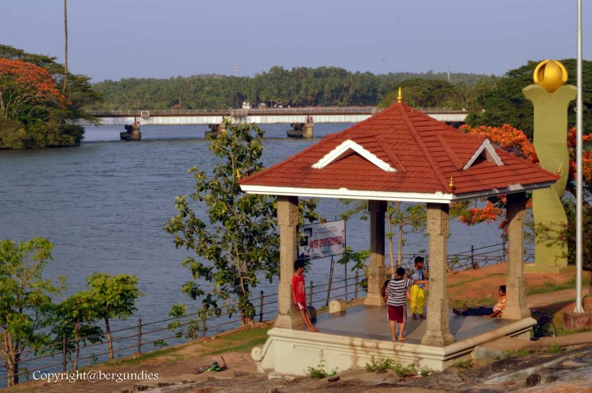 Mahe, Thalaserry travel image