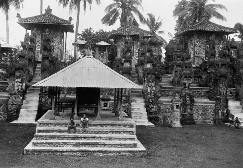The inner courtyard of Pura Dalem Segara Madhu in early 20th-century.