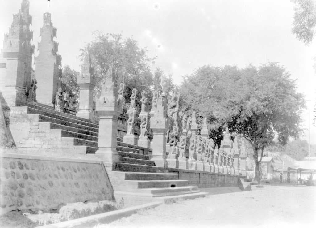 A parade of Ramayana sculptures in the front of the temple complex.