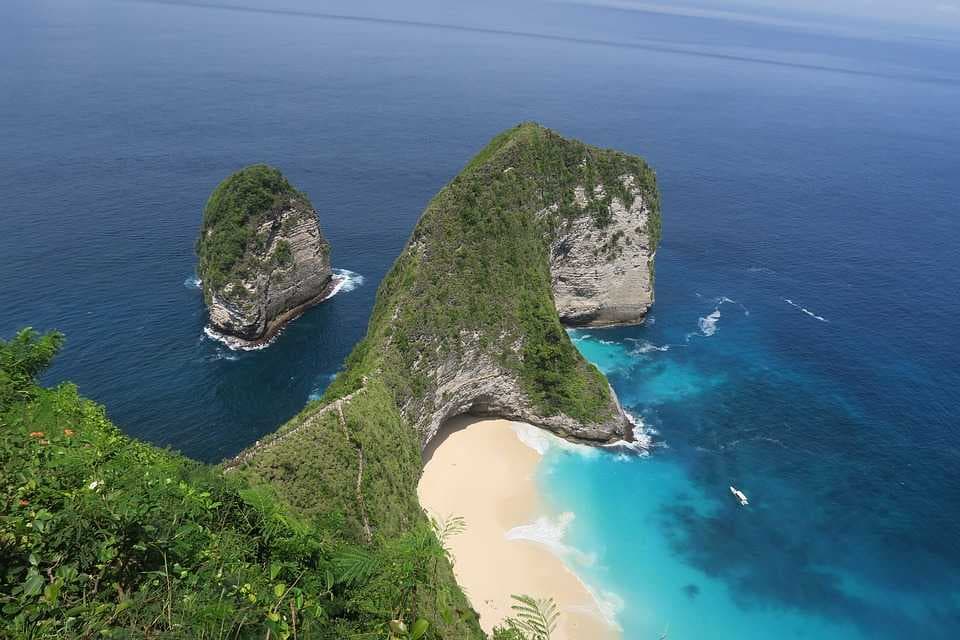 Kelingking Beach ( T-Rex Bay ) - Located in Bunga Mekar