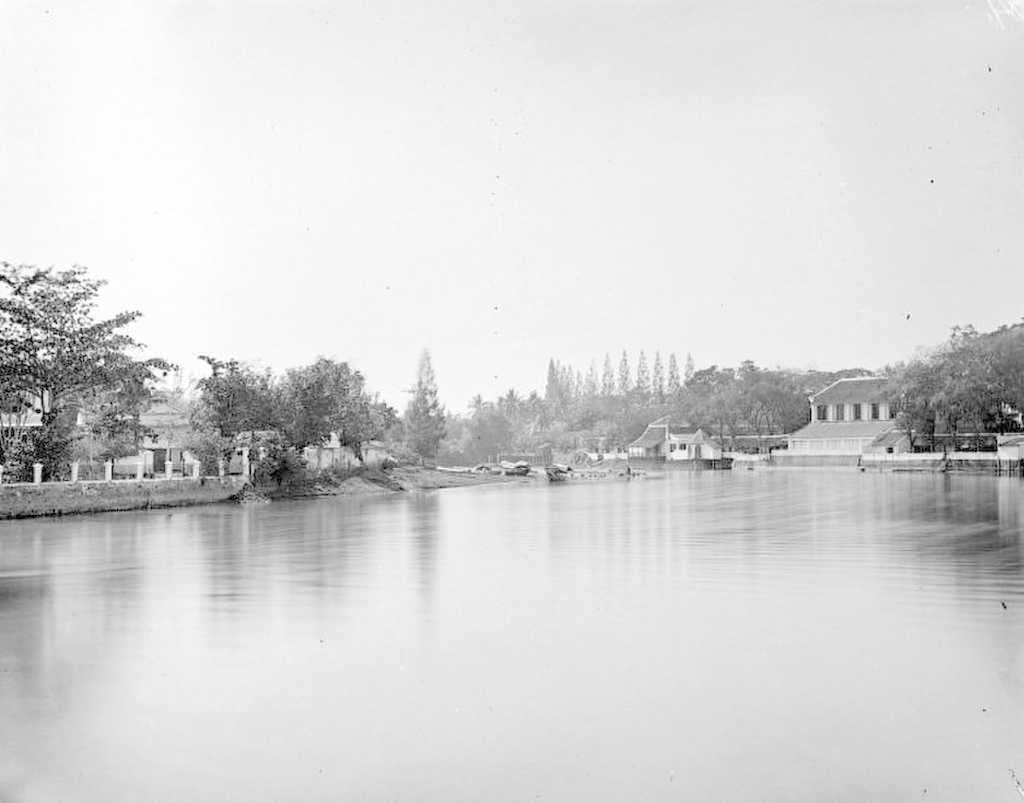 Dutch residenthuis (Resident House) along the water in Surabaya