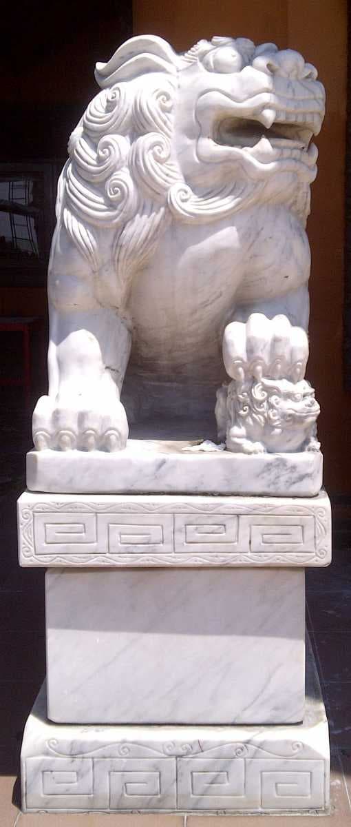 Right side Chinese lion statue represent Yin force, female, negative, take, carry a cub.