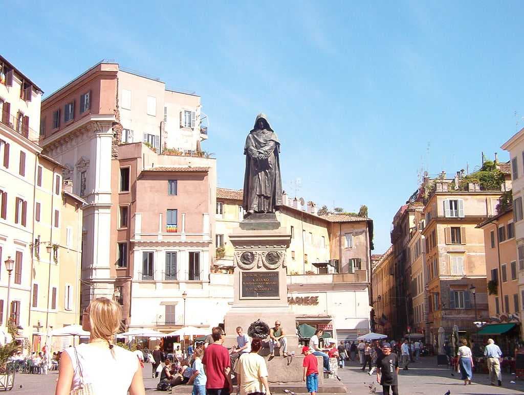 The monument to the philosopher Giordano Bruno at the centre of the square.