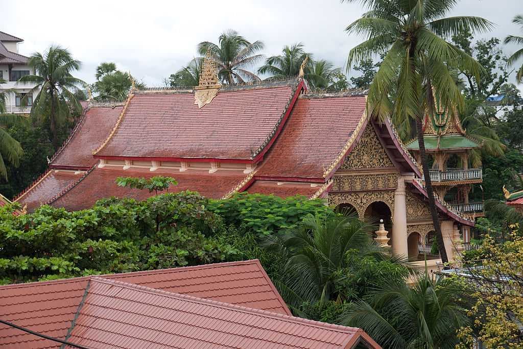The roof of Wat Ong Teu Mahawihan.