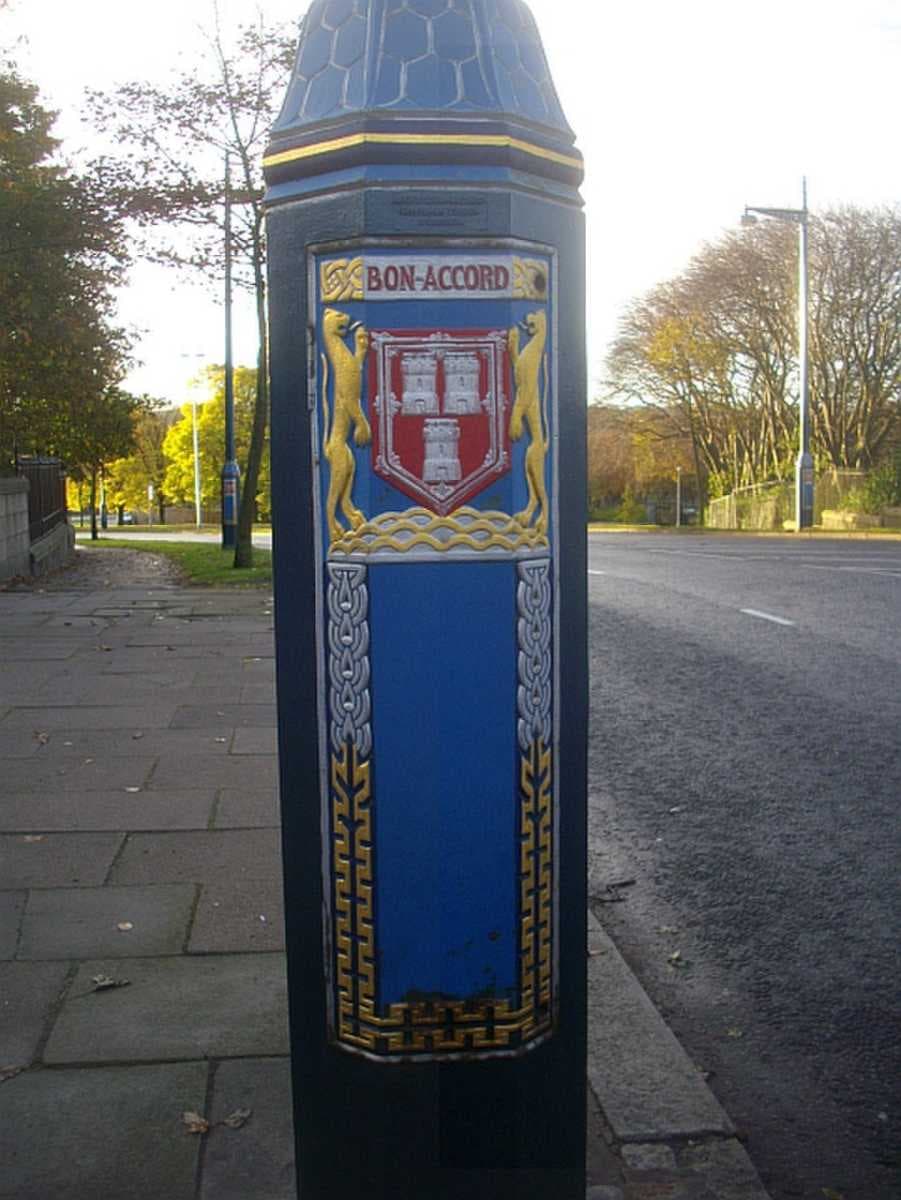 Lamp-post bearing the city coat of arms