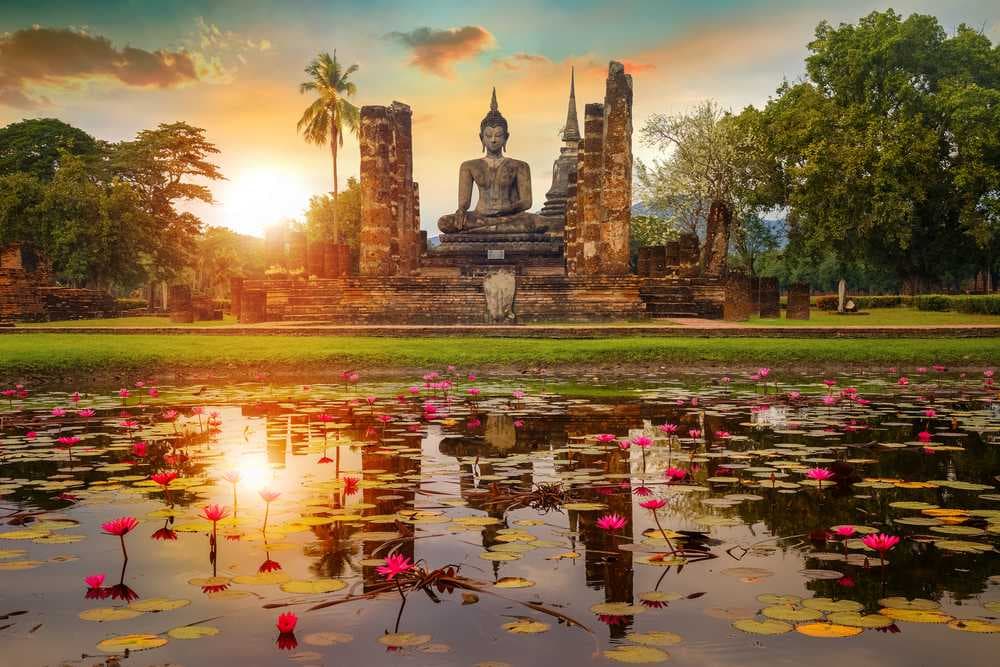 Thailand is steeped in a rich cultural heritage, with a history spanning thousands of years. The country is home to magnificent temples, such as Wat Arun and Wat Phra Kaew.