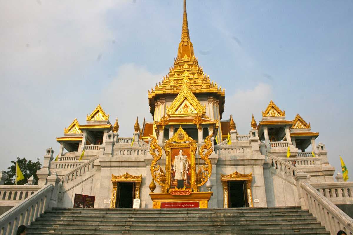 Wat Traimit travel image