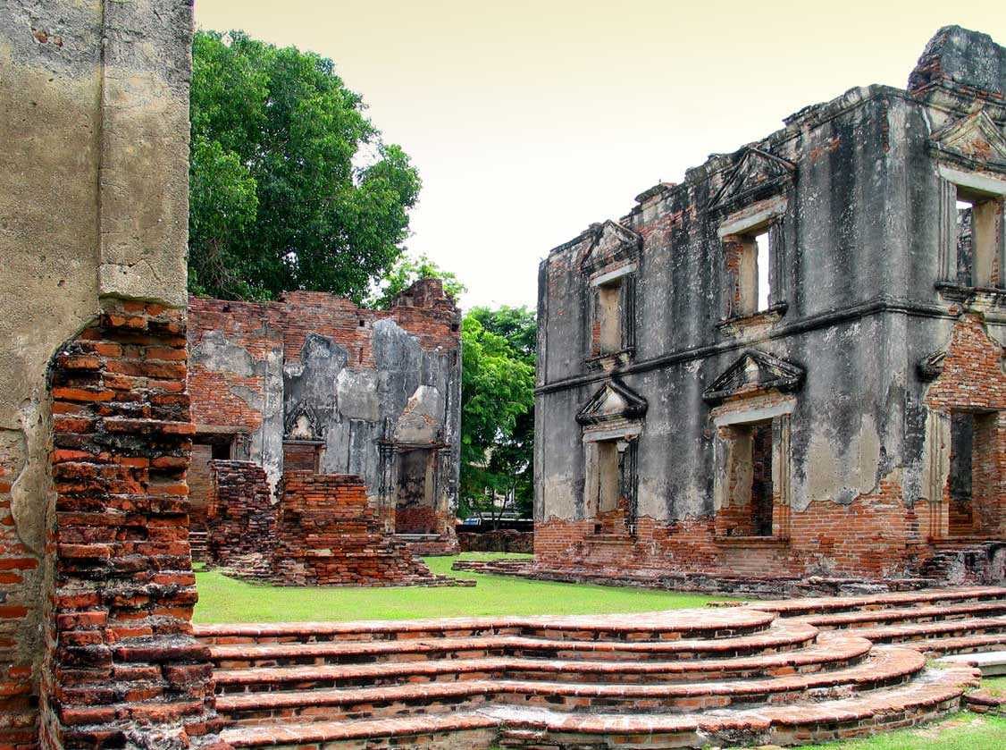 Ruins of the building.