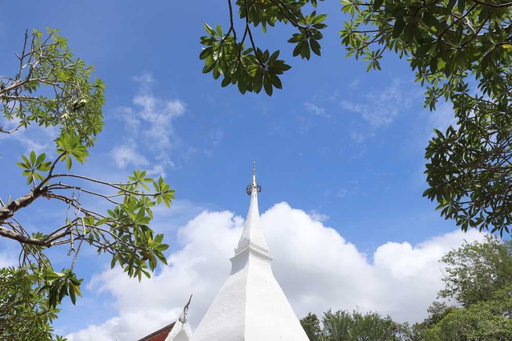 Wat Tantayaphirom has White and Gold Chedi (Stupa)