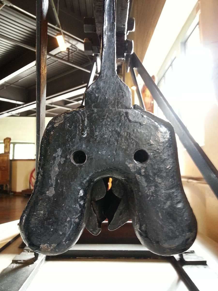 The grip that encloses the cable (here shown without cable, and closed jaws)