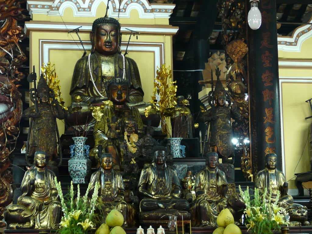 The large statue that dominates the main altar is of Amitabha Buddha. The five smaller statues in the front are of Sakyamuni Buddha and the four principal bodhisattvas.